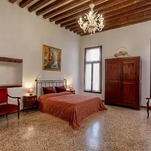 Flat With Canal View Near San Marco , Venice Italy